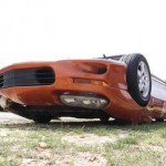 перевернутый автомобиль